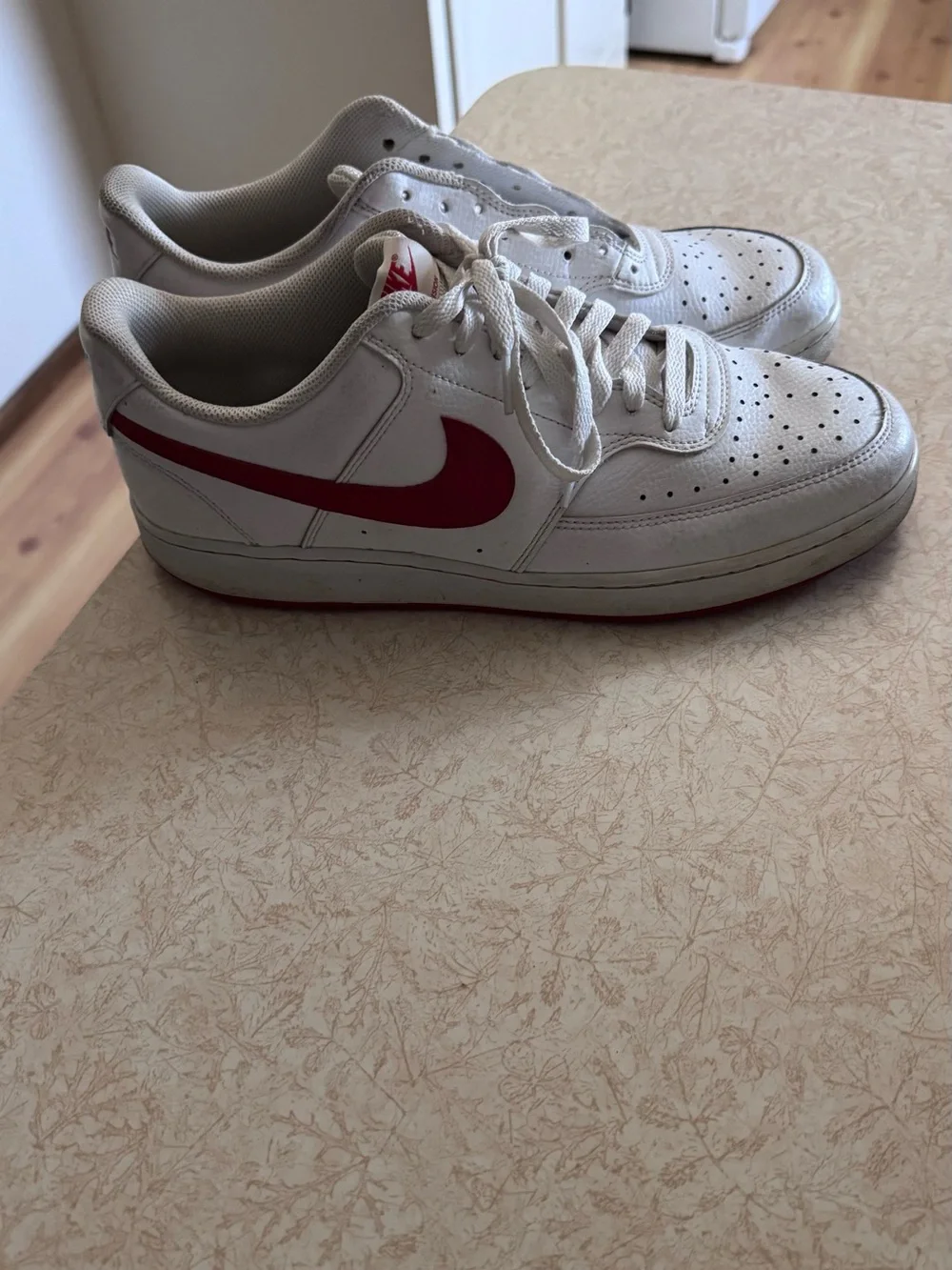 Nike White & Red Low-Top Sneakers